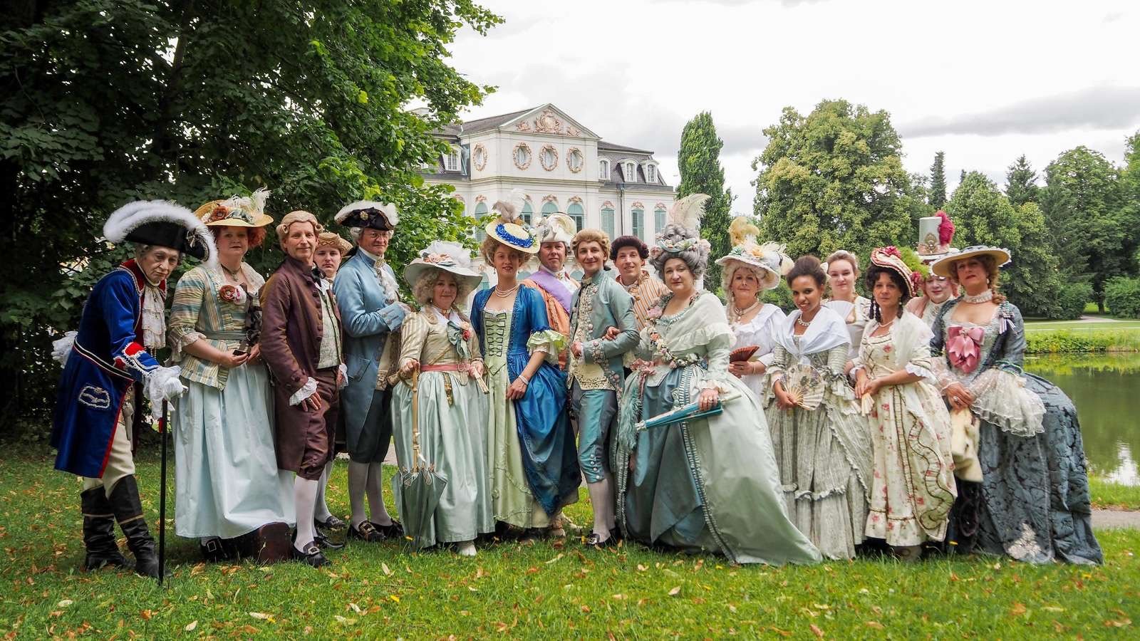 Historisch gekleidete Gäste der Landpartie